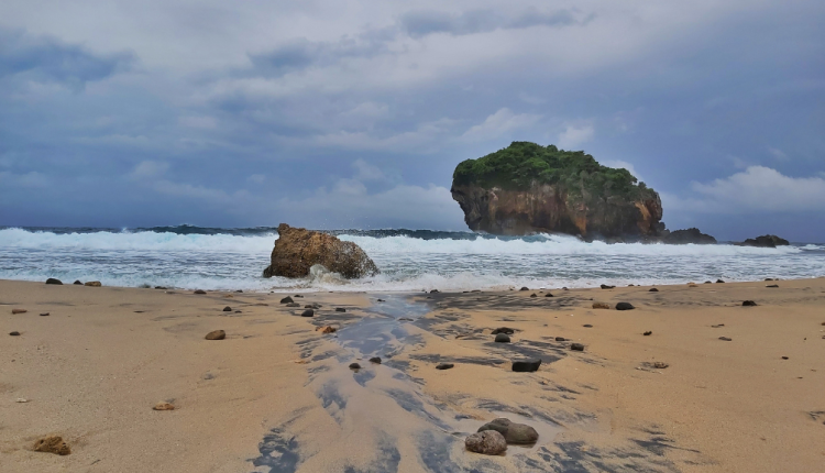 Keindahan Pantai Jungwok