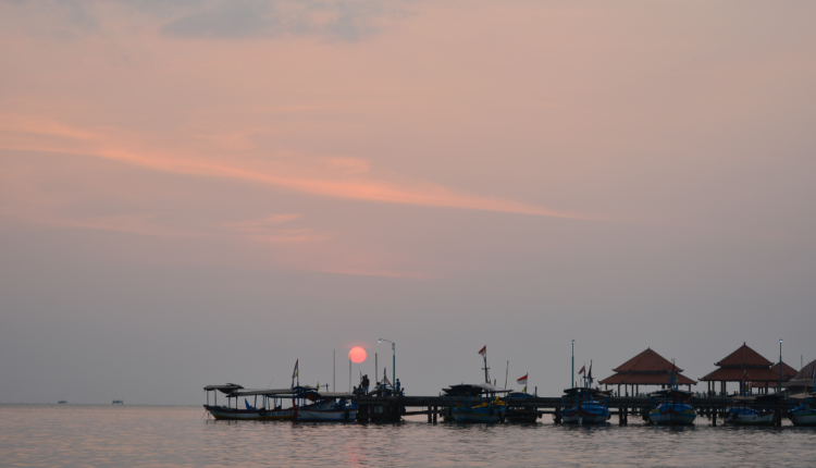 Keindahan Pantai Kartini di Jepara