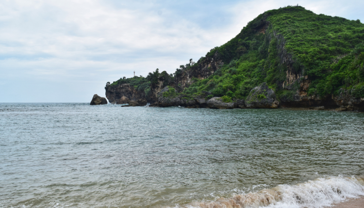 Keindahan Pantai Ngrenehan