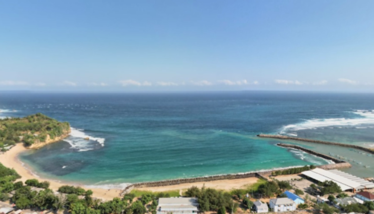 Keindahan Pantai Tambak Rejo