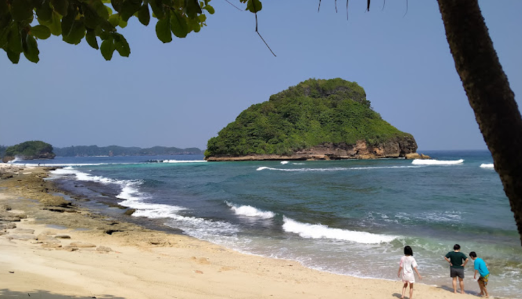 Kenali Pantai Sendang Biru Malang