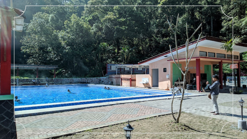 Kolam Hangat dengan Udara Sejuk
