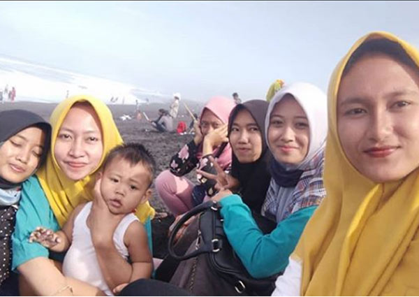 Kumpul keluarga di Pantai Watu Pecak