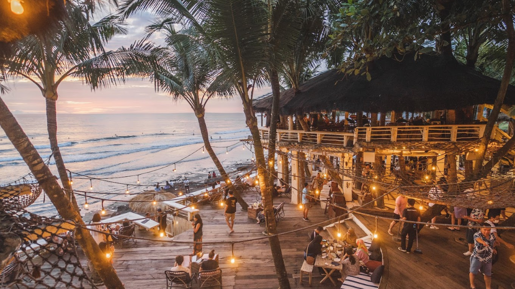 14 Tempat Nongkrong Malam di Bali Paling Populer dan Seru 8 La Brisa Bali