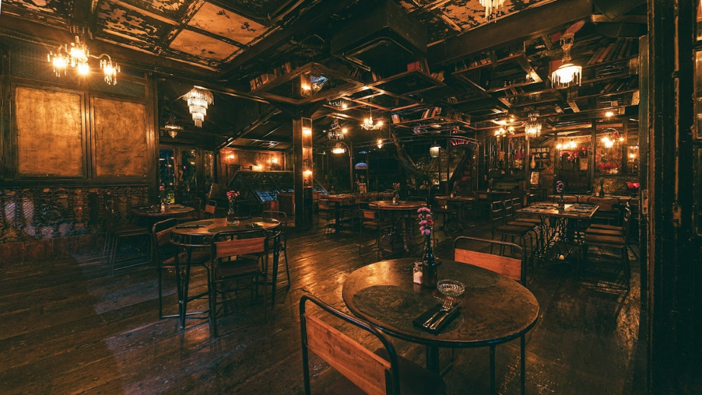 14 Tempat Nongkrong Malam di Bali Paling Populer dan Seru 3 La Favela Bali