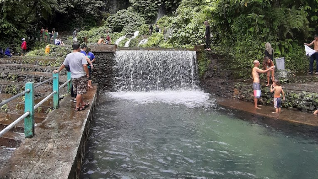 Mandi di Kolam Buatan