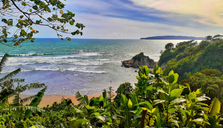 Manjakan Mata dengan Liburan di Pantai Pangandaran yang Eksotis
