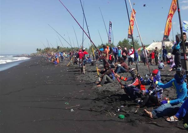  Memancing di Pantai Tlepuk