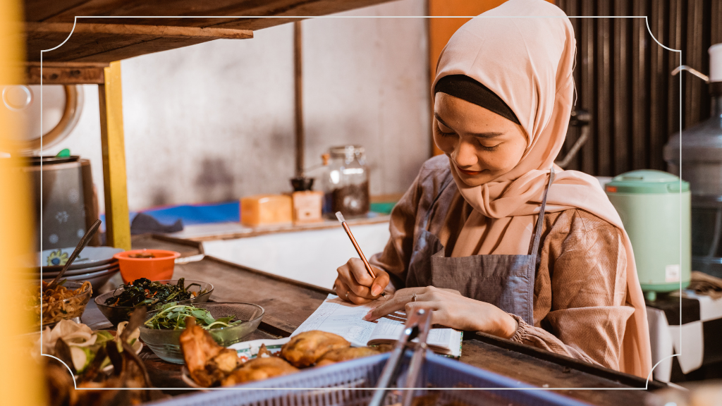 Membeli Makanan di Warung Sekitar