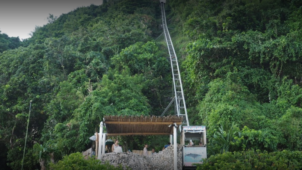 Mengagumi Keindahan Sekitar dengan Lift