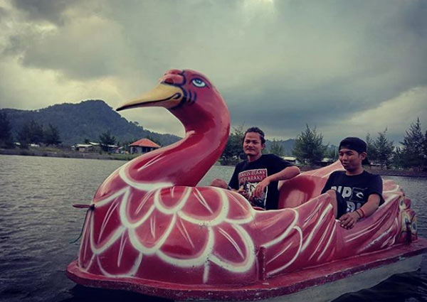 Mengelilingi pantai dampar dengan perahu