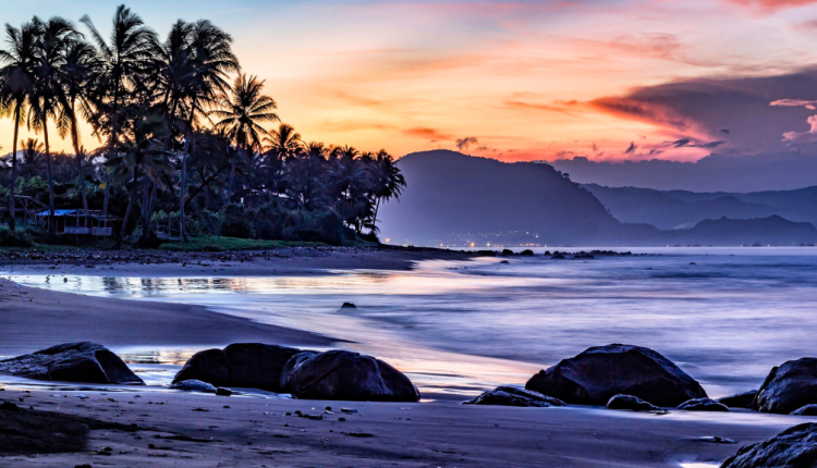 Mengungkap Pesona Pantai Karang Hawu dan Legenda Mistisnya