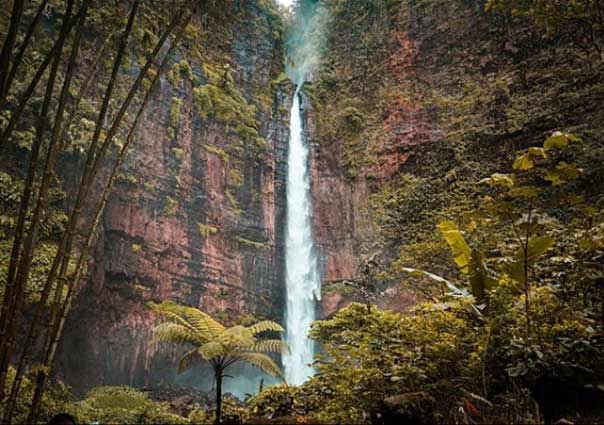 Menikmati Keindahan Air Terjun Kapas Biru