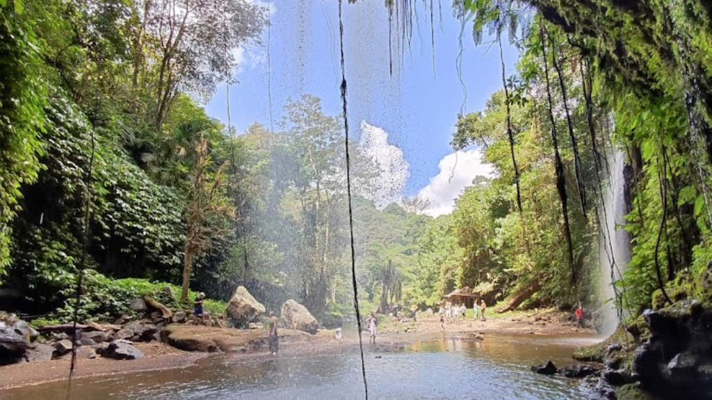 Menikmati Keindahan Alam