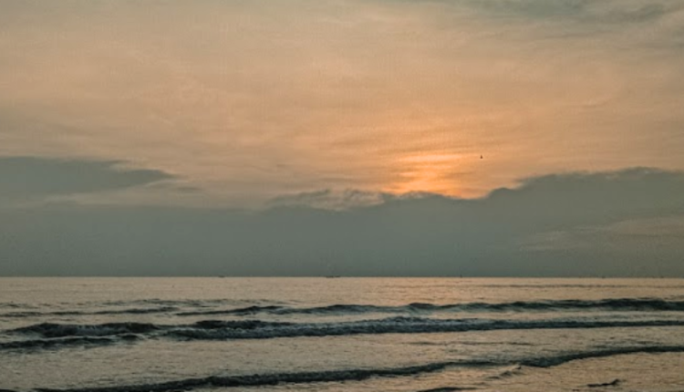 Menikmati Pantai Sigandu Batang