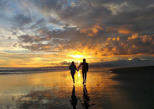 Menikmati matahari terbenam di pantai dampar