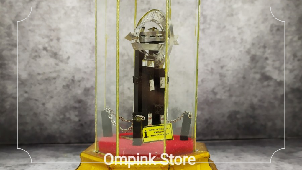 13 Oleh Oleh Khas Pontianak: Keistimewaan Kuliner dan Cendera Mata 11 Miniatur Tugu Khatulistiwa