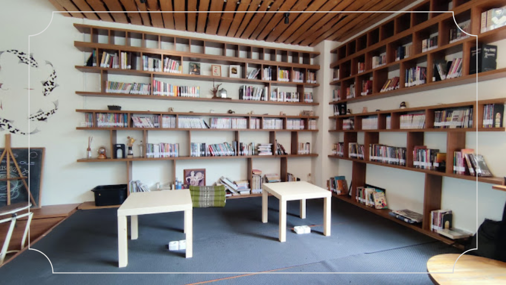 Tempat Nongkrong di Bandung Nimna Bookcafé