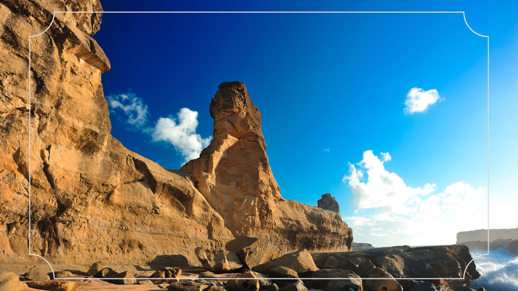 Panorama Tebing Karang yang Tinggi