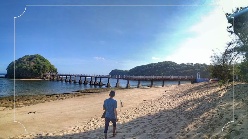 17 Tempat Bagus di Malang yang Tidak Boleh Dilewatkan 7 Pantai Balekambang