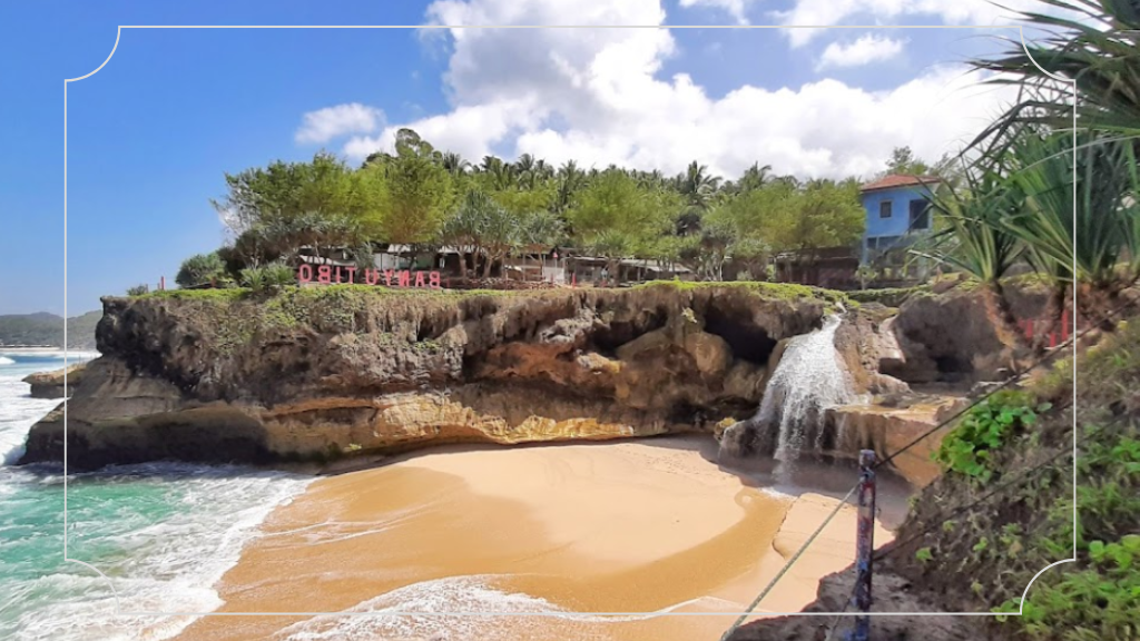 7 Pantai Pacitan di Jawa Timur yang Populer dengan Panorama Alam yang Memikat 4 Pantai Banyu Tibo