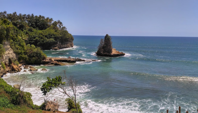 Pantai Karang Gantungan