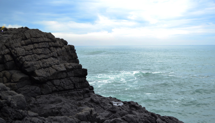 Pantai Kebumen yang Jarang Terekspos, Cocok untuk Liburan Tenang