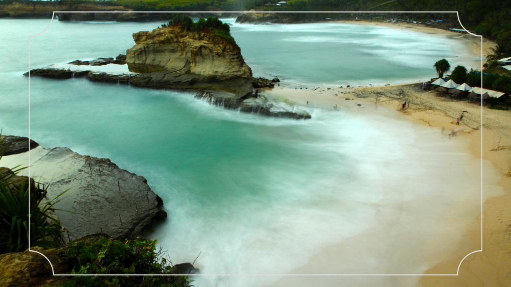 20 Destinasi Wisata Jawa Timur yang Populer dan Tempat Tersembunyi 15 Pantai Klayar Pacitan