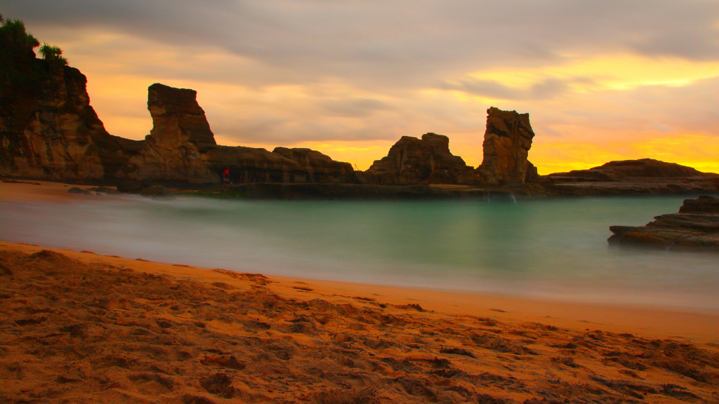 22 Tempat Wisata di Jawa Timur yang Tidak Boleh Dilewatkan! 17 Pantai Klayar Pacitan