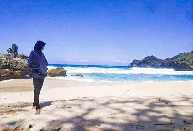 81 Tempat Wisata Seru Di Malang Terbaru 69 Pantai Ngliyep