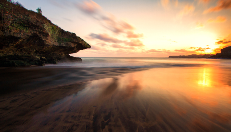 Pantai Pacitan di Jawa Timur yang Populer dengan Panorama Alam yang Memikat