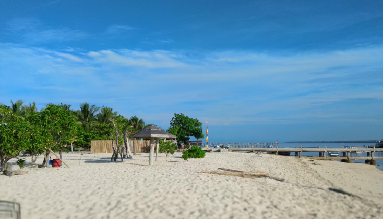 Pantai Pasir Putih Parparean