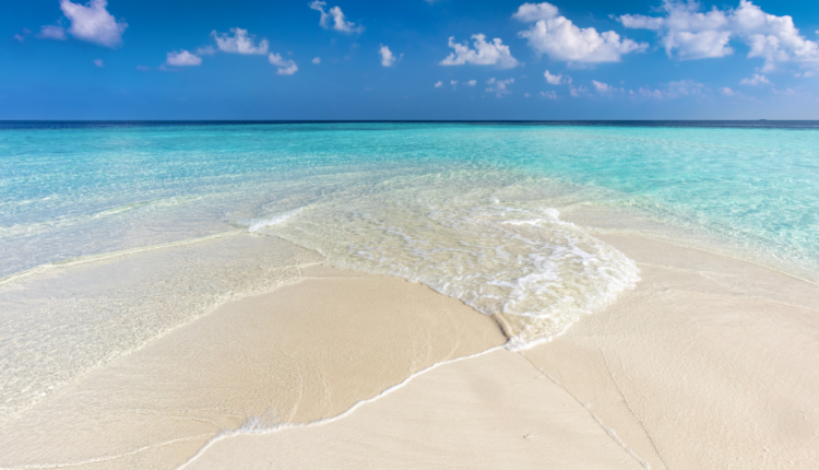 Pantai Pasir Putih di Indonesia yang Indah dan Mengagumkan