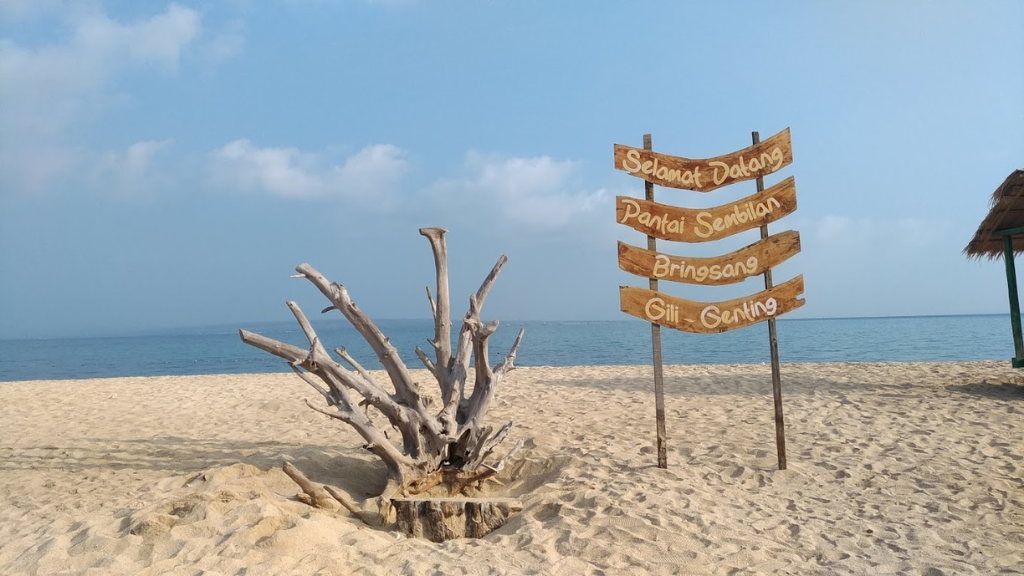 22 Tempat Wisata di Jawa Timur yang Tidak Boleh Dilewatkan! 21 Pantai Sembilan Sumenep