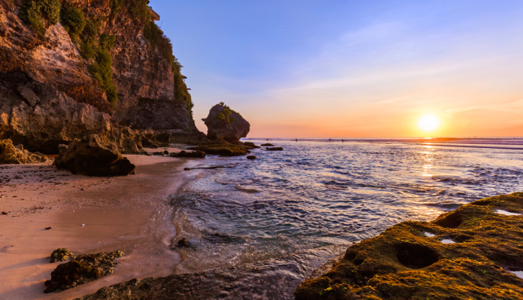 Pantai Suluban di Uluwatu Bali yang Unik dan Cocok untuk Peselancar