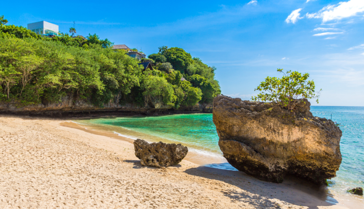 Pantai Terkenal di Indonesia yang Memukau Wisatawan