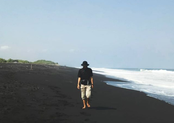 Pasir Hitam Pantai Bambang