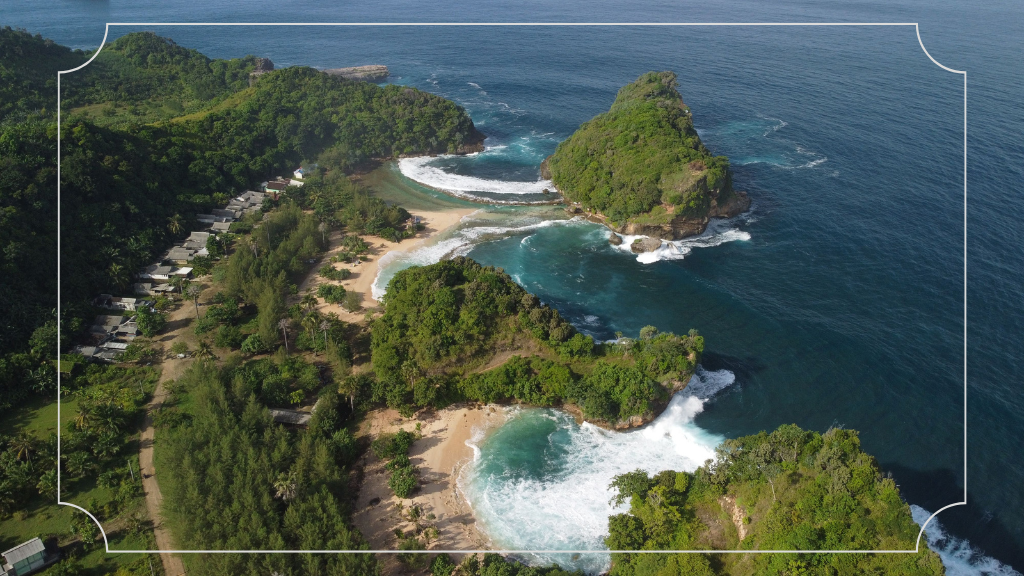 Pemandangan Alam yang Indah Dari Atas Tebing