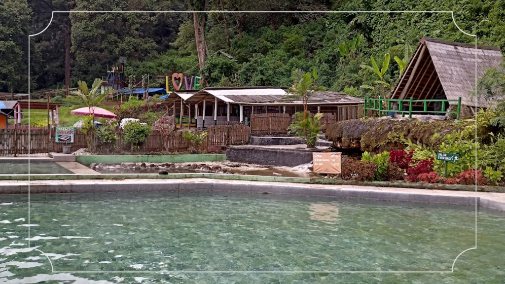 Pemandangan Indah di Atas Pegunungan