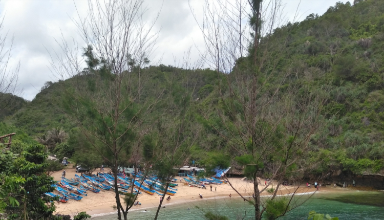 Pesona Memikat Pantai Gesing