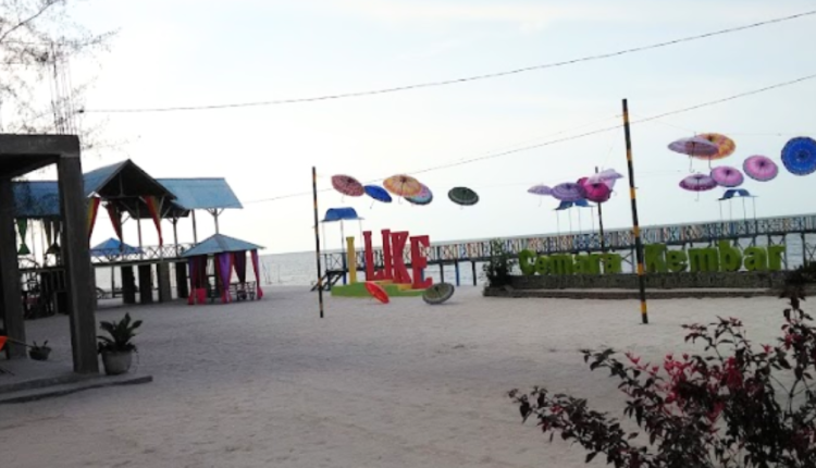 Pesona Pantai Cemara Kembar