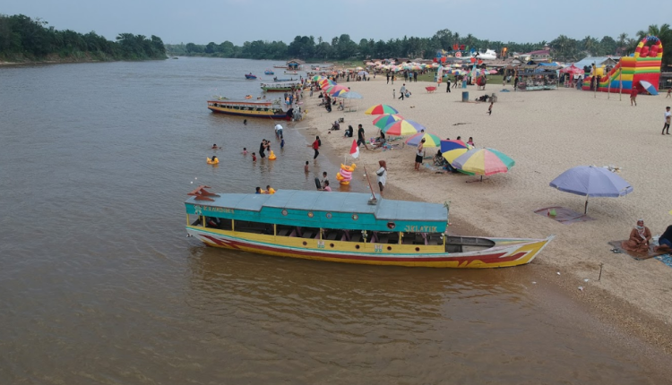 Pesona Pantai Cinta Teluk Jering Tambang