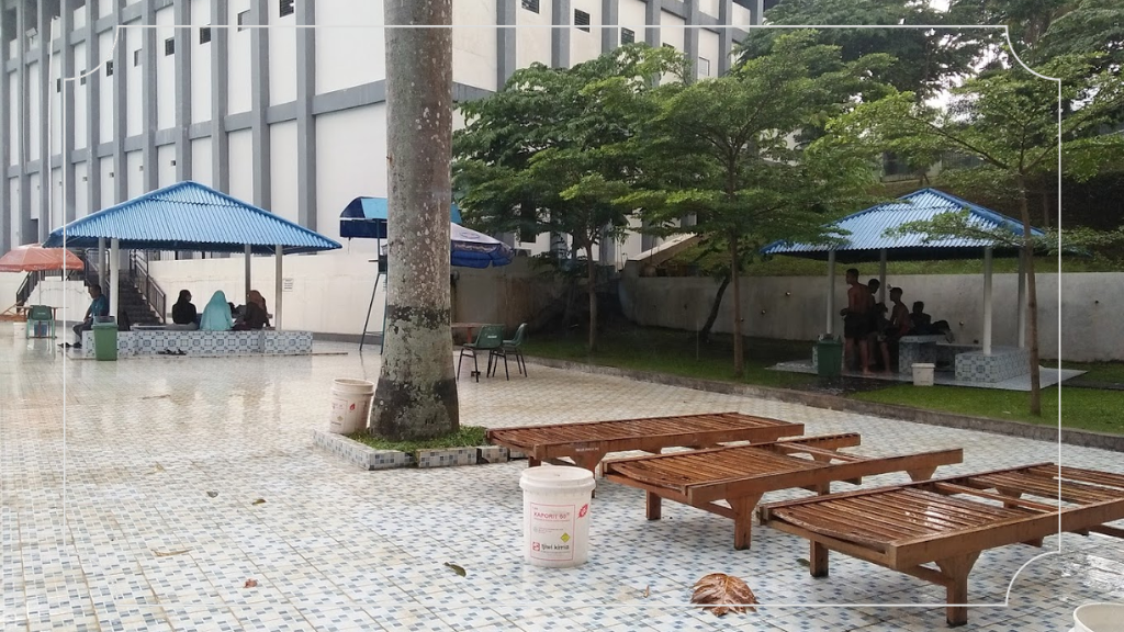 Piknik di Pinggir Kolam