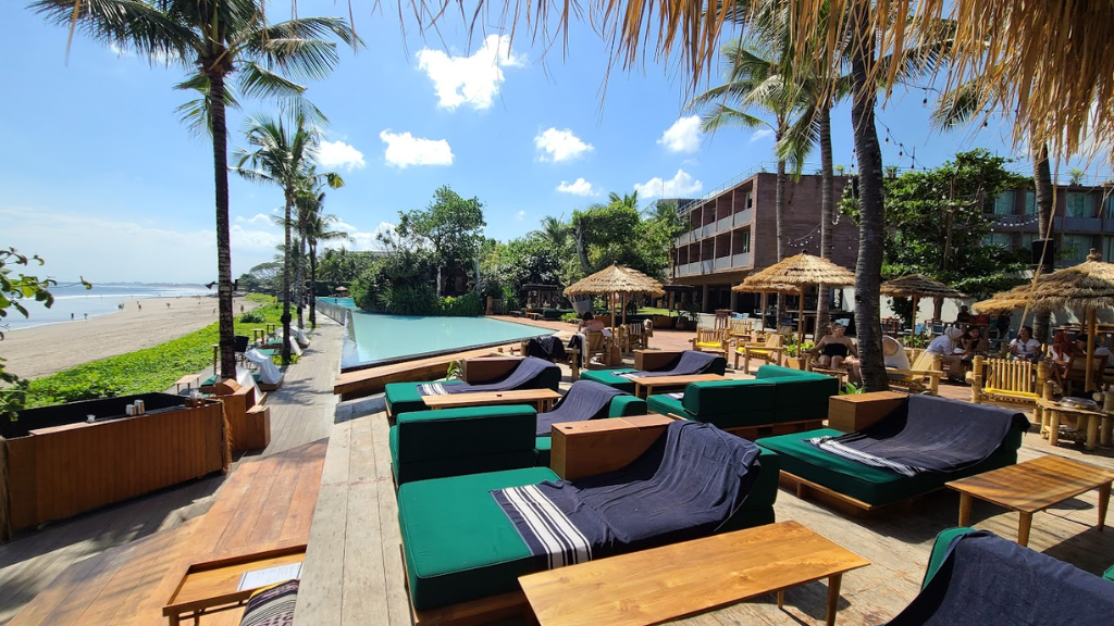 14 Tempat Nongkrong Malam di Bali Paling Populer dan Seru 2 Potato Head Beach Club