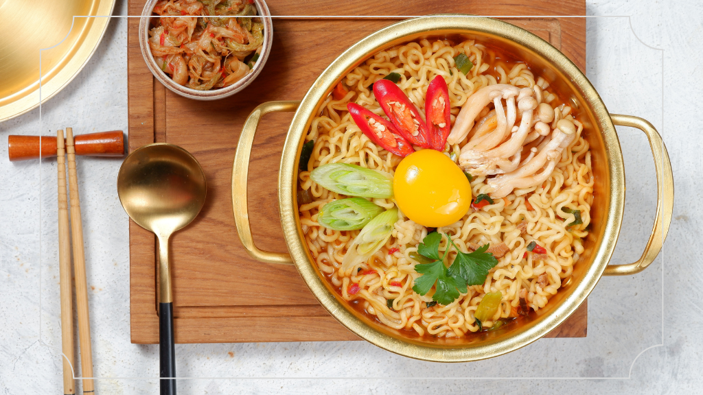 25 Makanan Khas Korea yang Populer di Indonesia 6 Makanan Khas Korea yang Populer di Indonesia Ramyeon