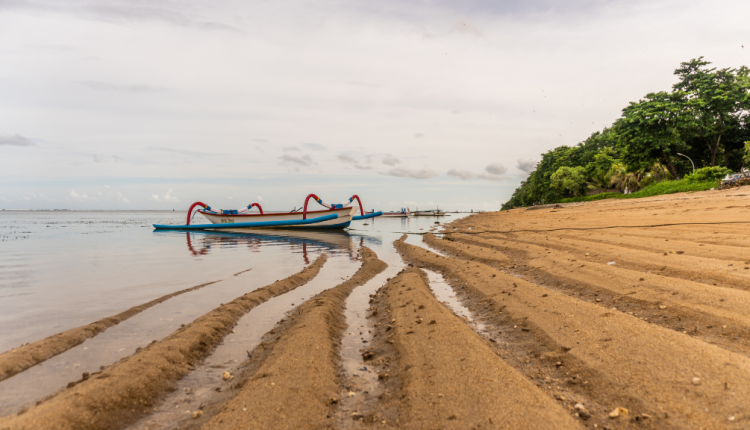 Rekomendasi Pantai Karang di Lampung Dengan Panorama Lanskap yang Memukau