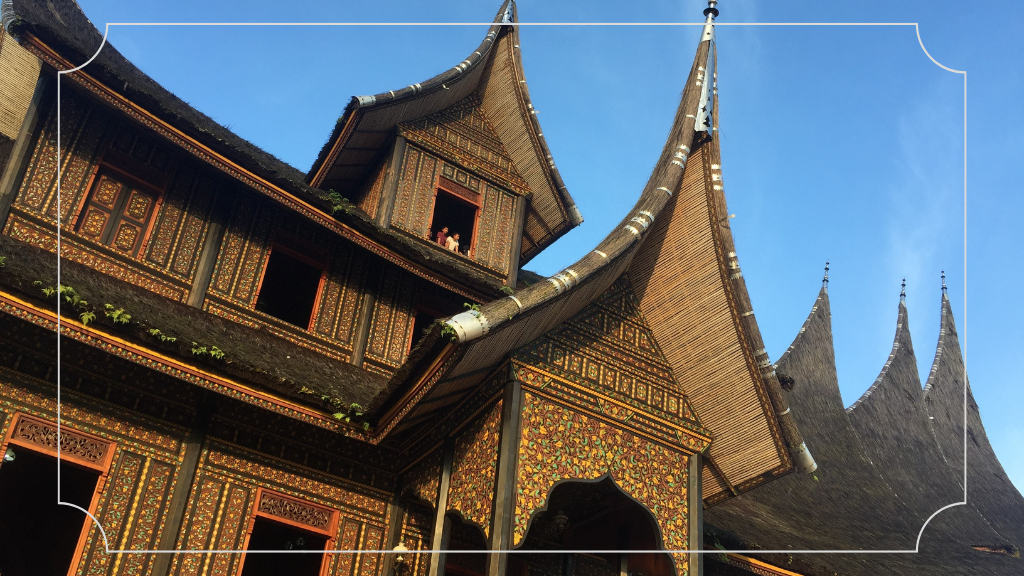 Istano Rajo Basa Pagaruyung - Sejarah, Harga Tiket Masuk & Daya Tarik 2 Sejarah Istano Rajo Basa Pagaruyung