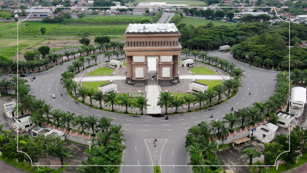 20 Destinasi Wisata Jawa Timur yang Populer dan Tempat Tersembunyi 6 Simpang Lima Gumul Kediri