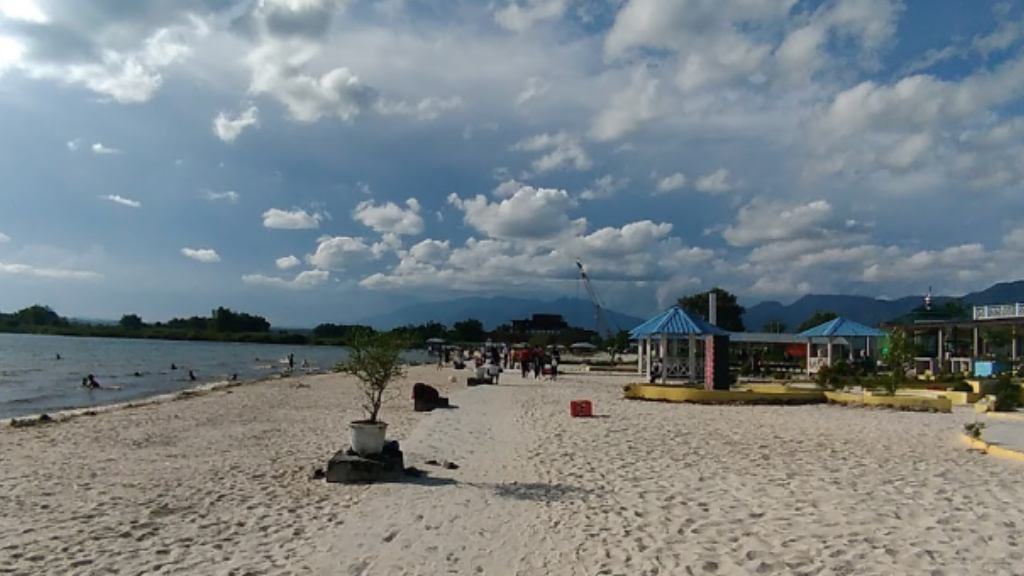 Pantai Pasir Putih Parparean - Harga Tiket Masuk, Fasilitas & Daya Tarik 5 Spot Foto Instagramable Pantai Pasir Putih Parparean