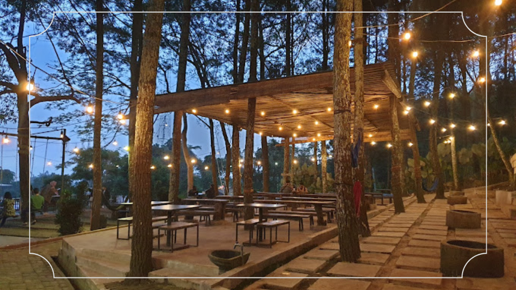 15 Rekomendasi Cafe di Batu Malang untuk Berkumpul dan Bersantai 9 Taman Pinus Family Park